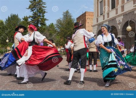 danse italienne en 10 lettres|DANSES ITALIENNES .